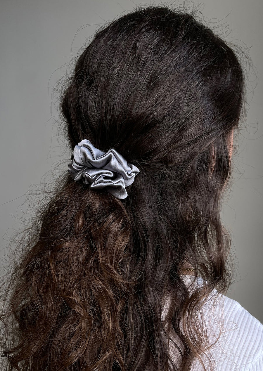 Mini šilkinė plaukų gumytė - sidabro spalvos