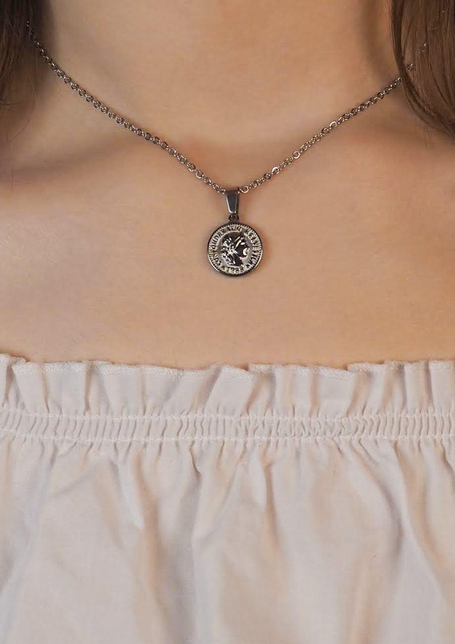 Royal metal chain with pendant